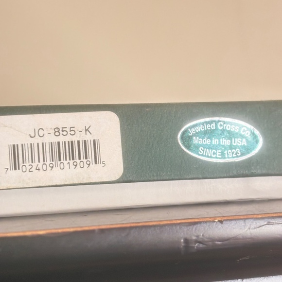 Beautiful crucifix, metal (brass?) ready to hang, vintage; in original box; USA - Picture 5 of 6